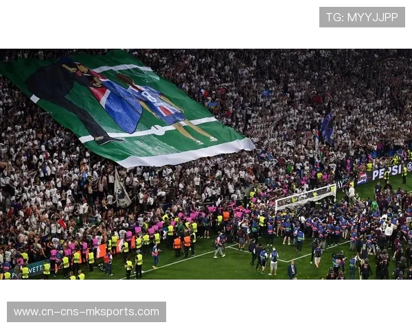 皇马球迷展示巨幅TIFO致敬伯纳乌，姆巴佩谢场掌声雷动
