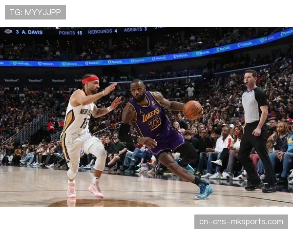 现场：詹姆斯常规赛总得分突破45000分，比赛暂停进行简短致敬仪式